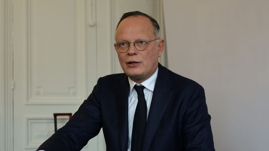 La Tendance du Repousse Cheveux à l&rsquo;Édouard Philippe