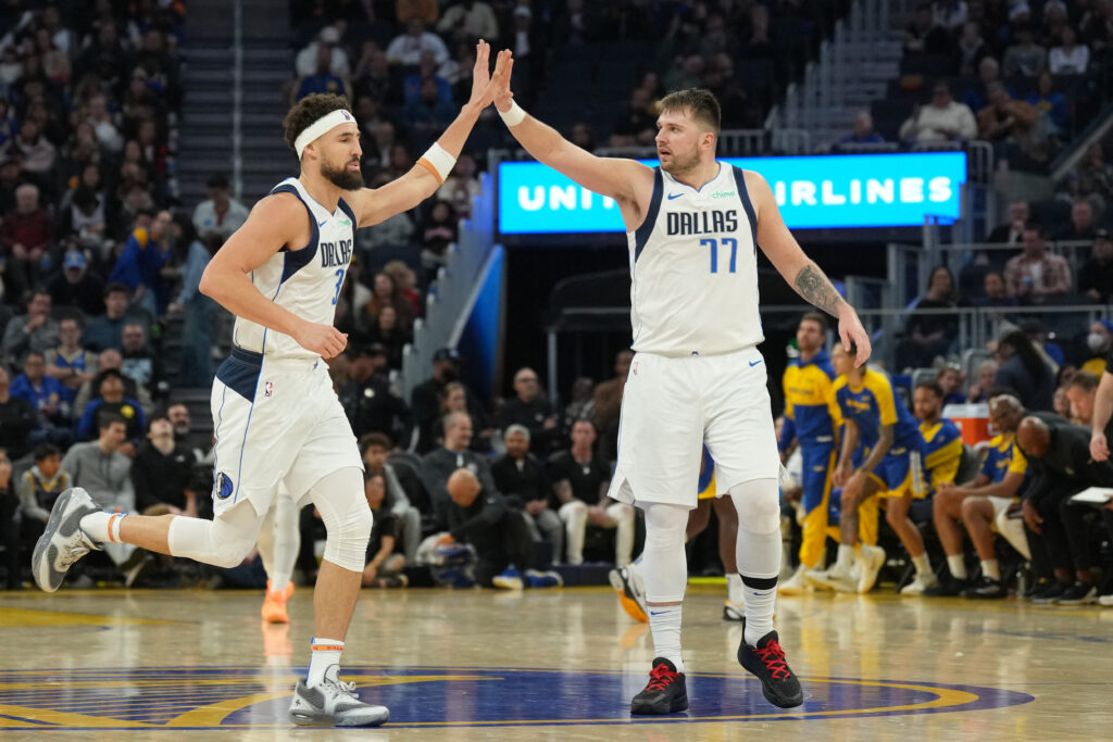 Les Mavericks affrontent les Warriors : Un match plein d&rsquo;intensité