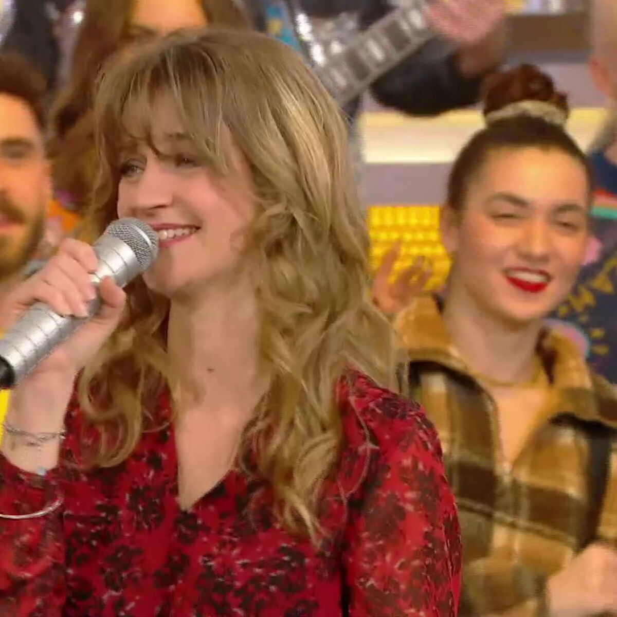Nelly éblouit N&rsquo;oubliez pas les paroles avec son talent