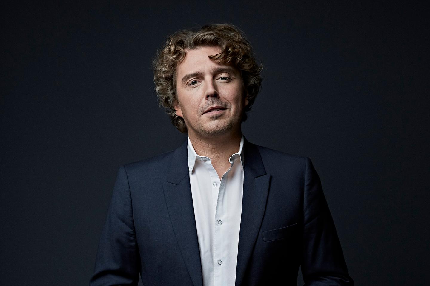 Alex Vizorek : Un Humour Éclatant et Engagé