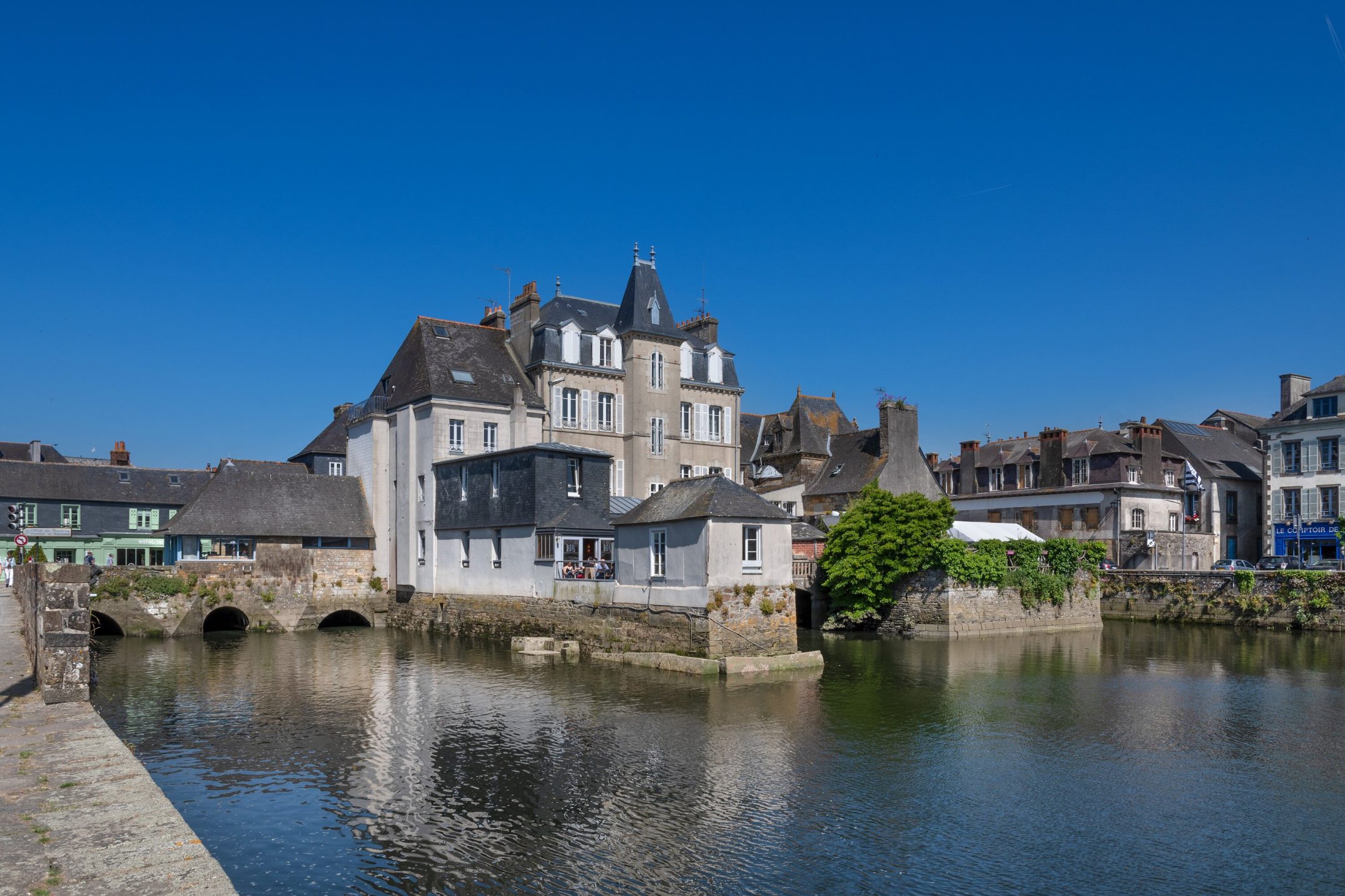 Landerneau : Un Cœur de Bretagne entre Tradition et Modernité