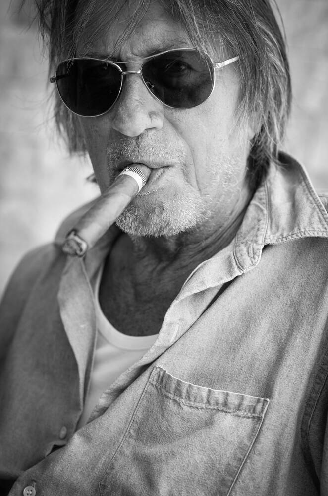 Jacques Dutronc : Un Voyage à Travers la Légende de la Chanson Française
