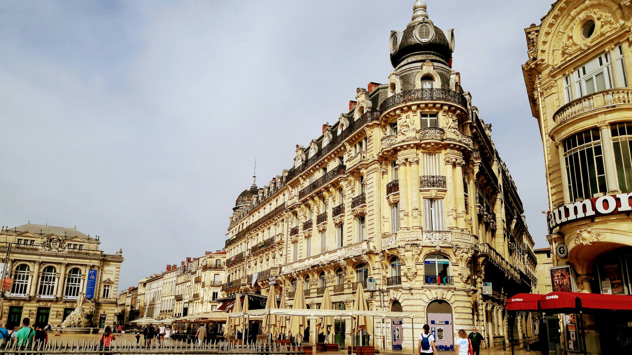 La Place de la Comédie : Une Artère Vive de Montpellier