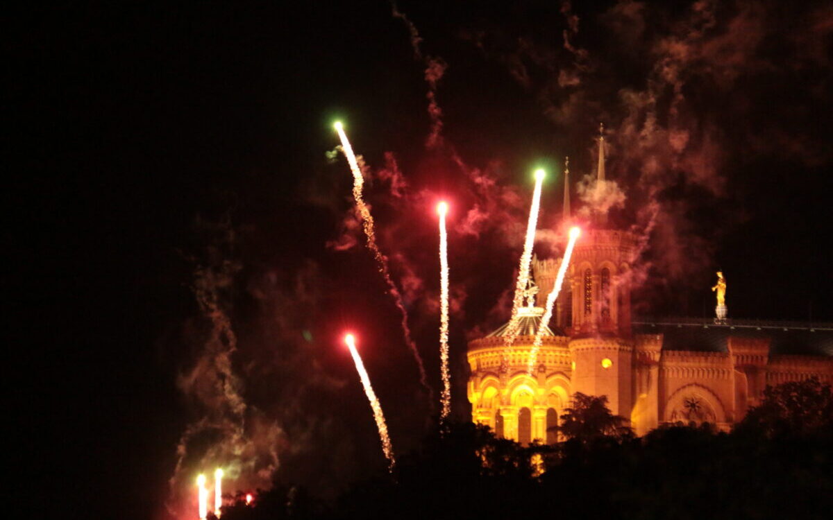 Les Feux d'Artifice de Lyon : Tradition et Émerveillement