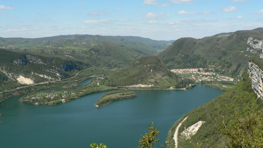 Exploration du Lac de Coiselet : Un Paradis Naturel en France