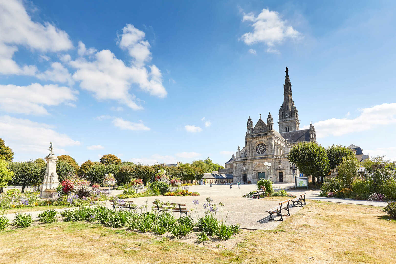 Sainte Anne d'Auray : Un Centre de Pèlerinage en Bretagne