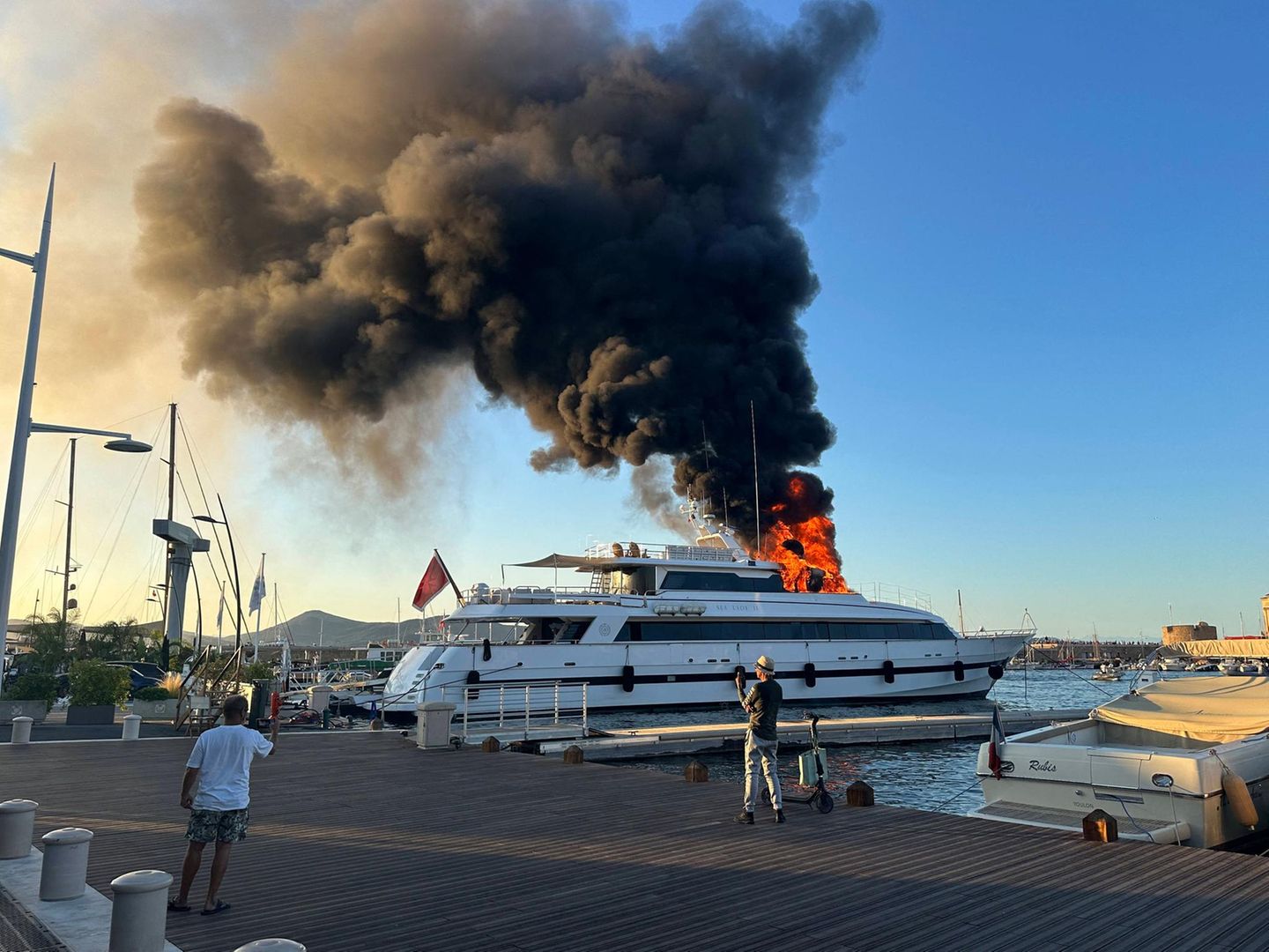 Un Incendie Dévastateur Sur Un Yacht à Saint-Tropez