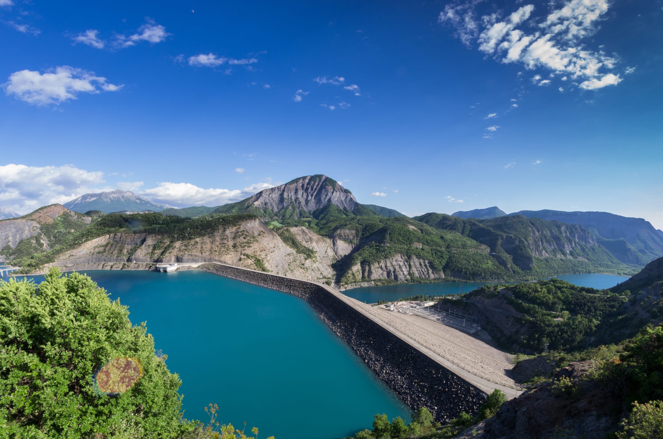 Le Lac Serre-Ponçon : entre beauté naturelle et loisirs en plein air