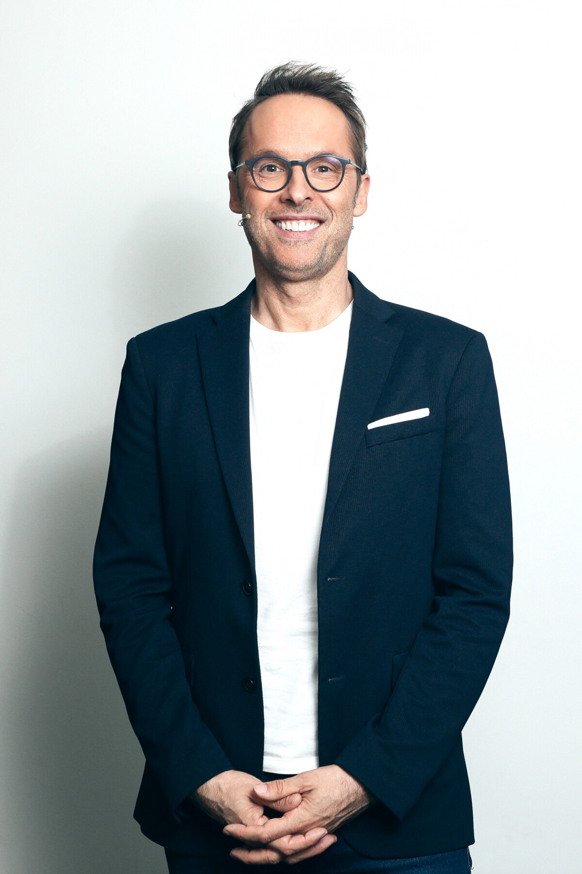 Damien Thévenot : Portrait d'un Présentateur en Évolution