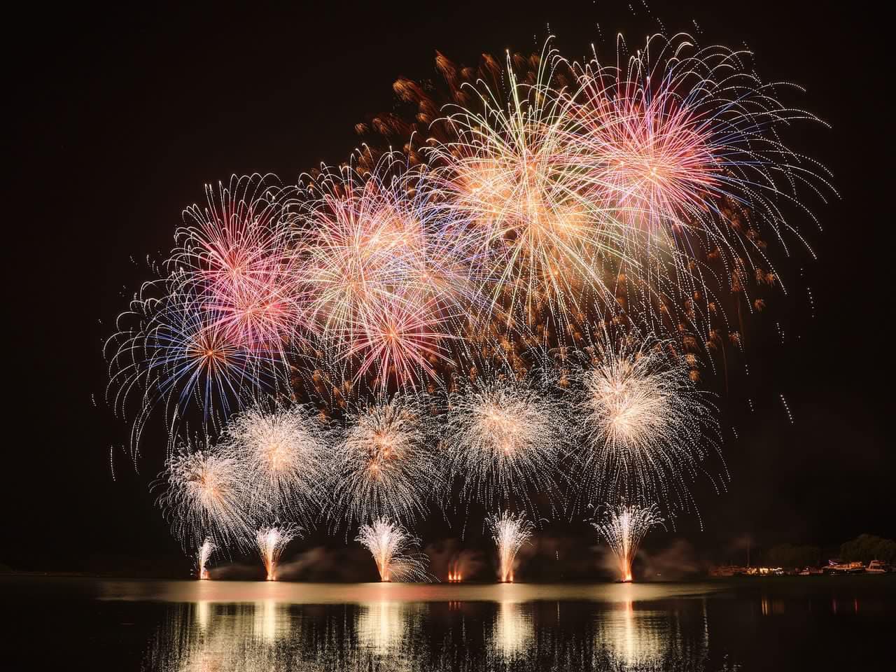 Feu d'artifice de rentrée à Vannes : Un spectacle pyrotechnique magique entre ciel et mer