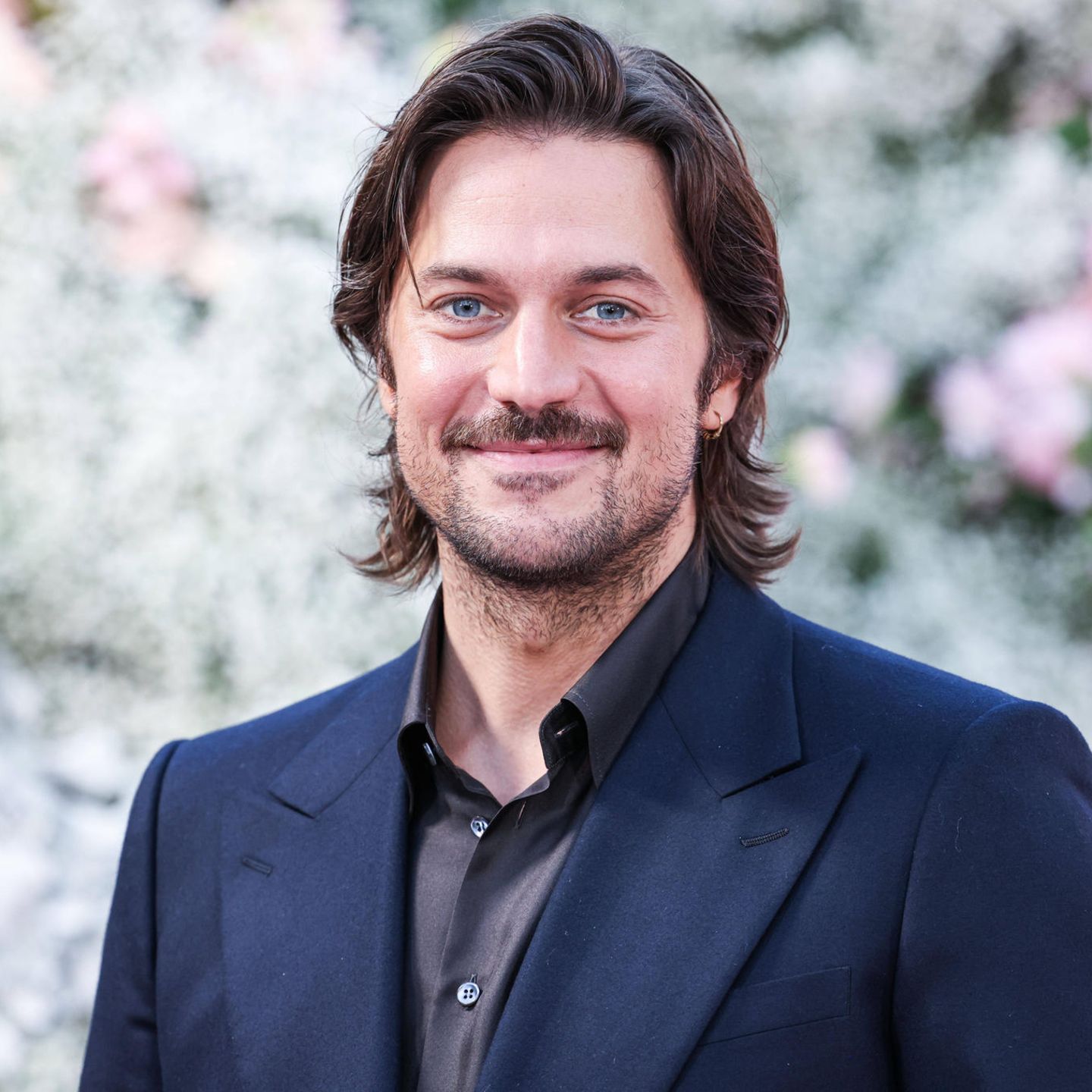 Lucas Bravo : Un acteur qui conquiert le cinéma français