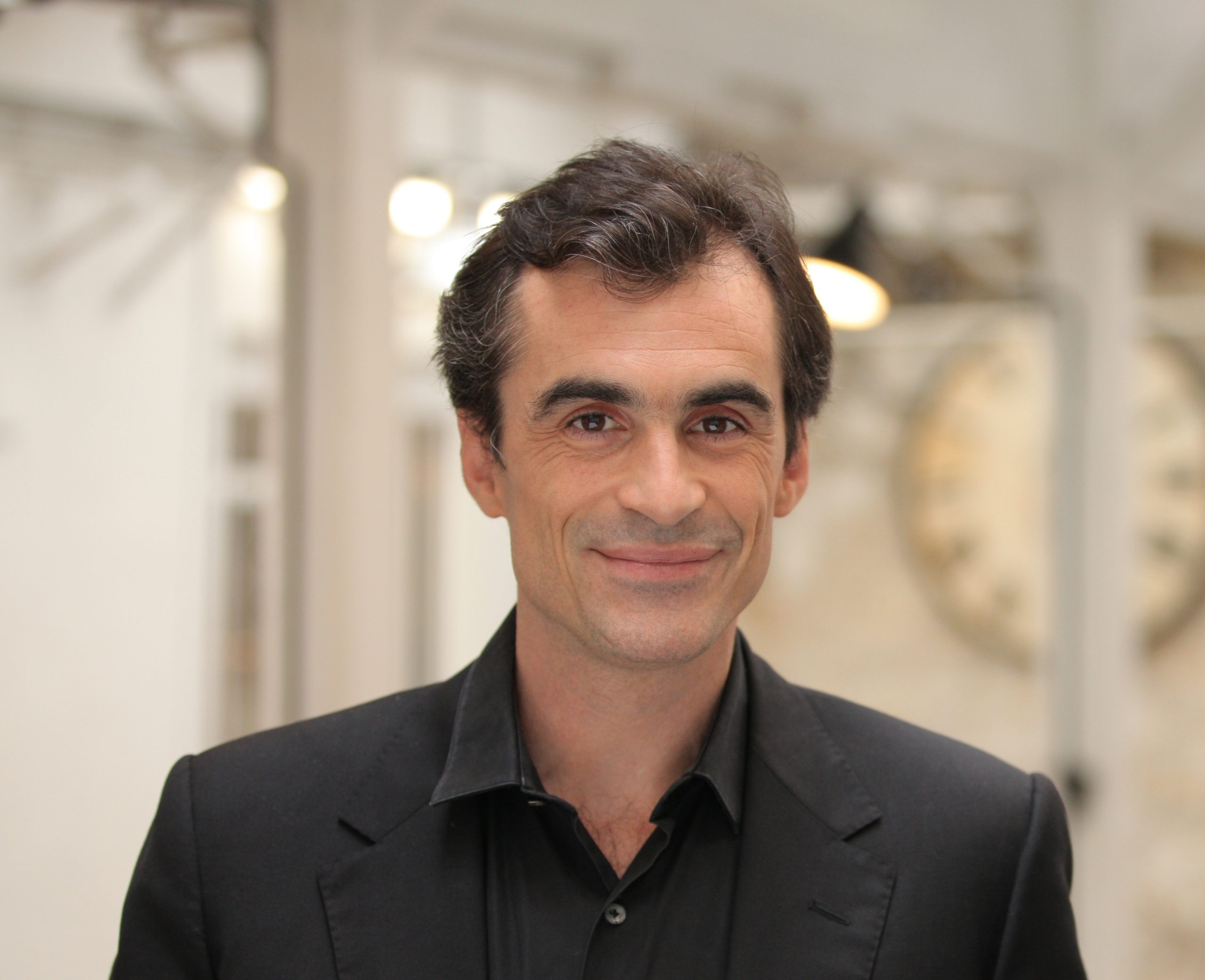 Raphaël Enthoven : Entre philosophie médiatique et controverses contemporaines