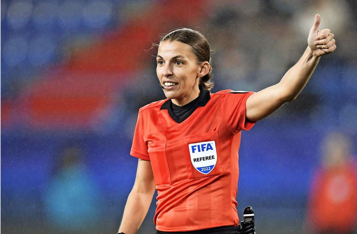 Stéphanie Frappart : Une Révolution dans l'Arbitrage au Football
