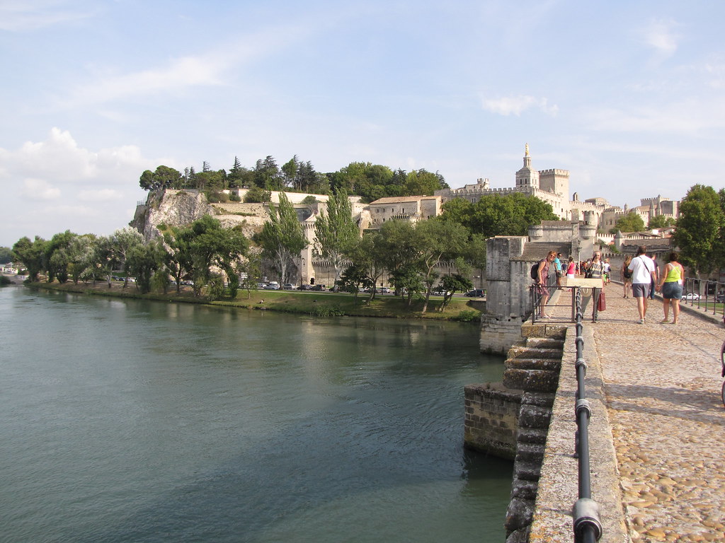 Avignon : La Ville des Papes et son Événement Culturel