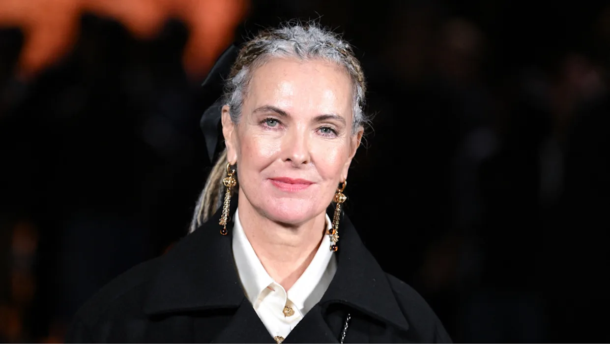 Carole Bouquet Éblouit au Défilé Chanel