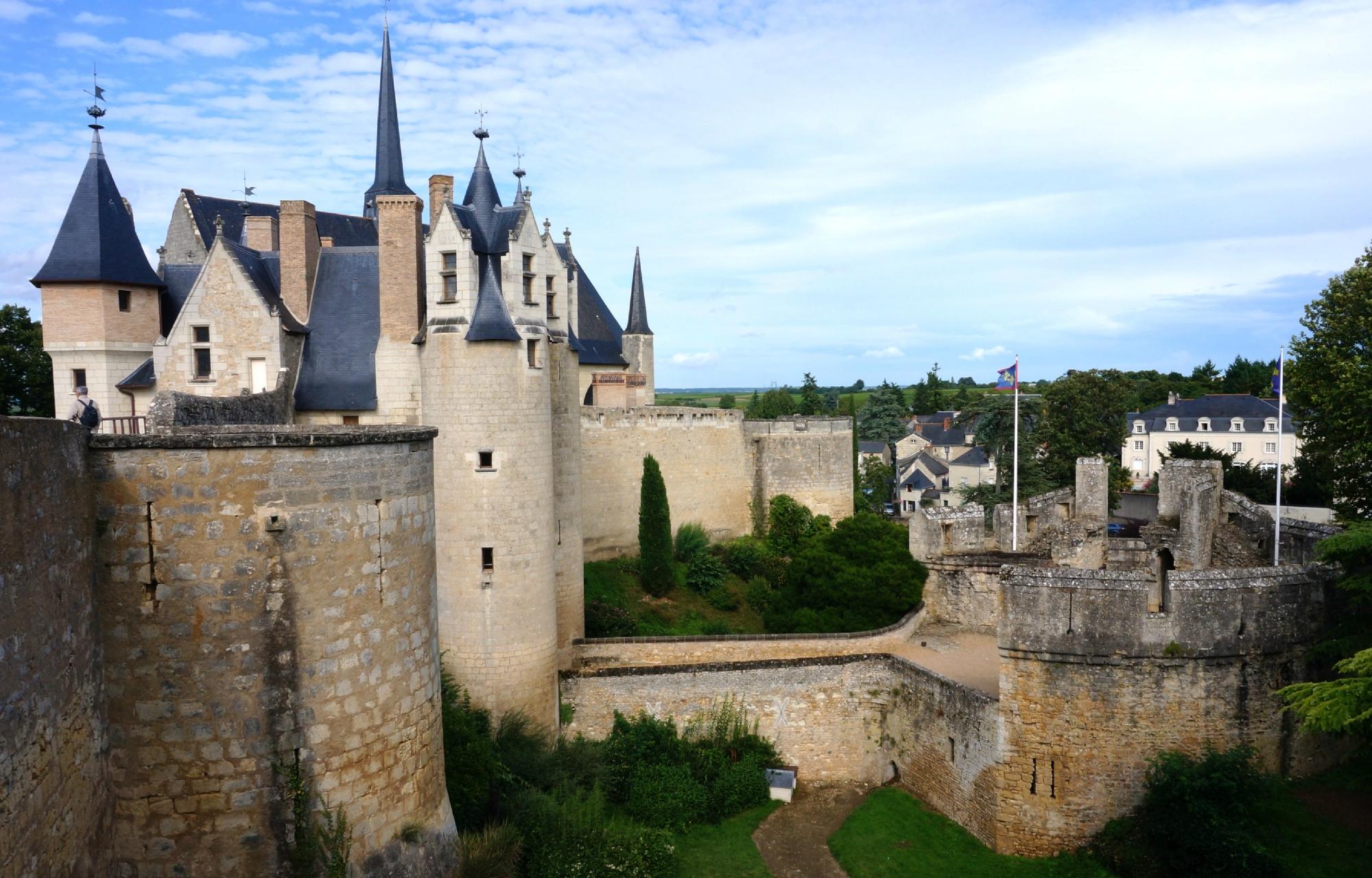 Exploration de Montreuil-Bellay : Histoire et Patrimoine