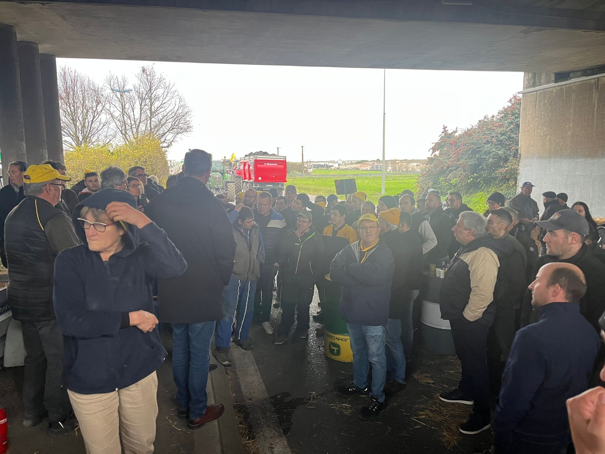 La Rochelle : Les Agriculteurs Bloquent la Rocade en Signe de Protestation