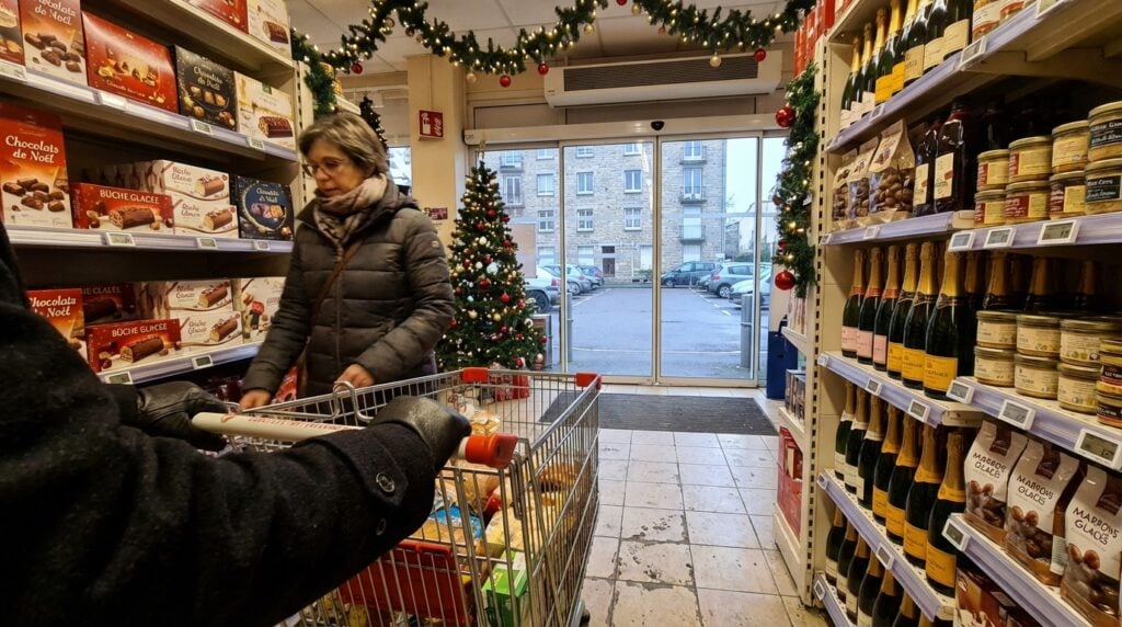 Quels magasins sont ouverts le 25 décembre 2025 ? Guide complet des commerces accessibles