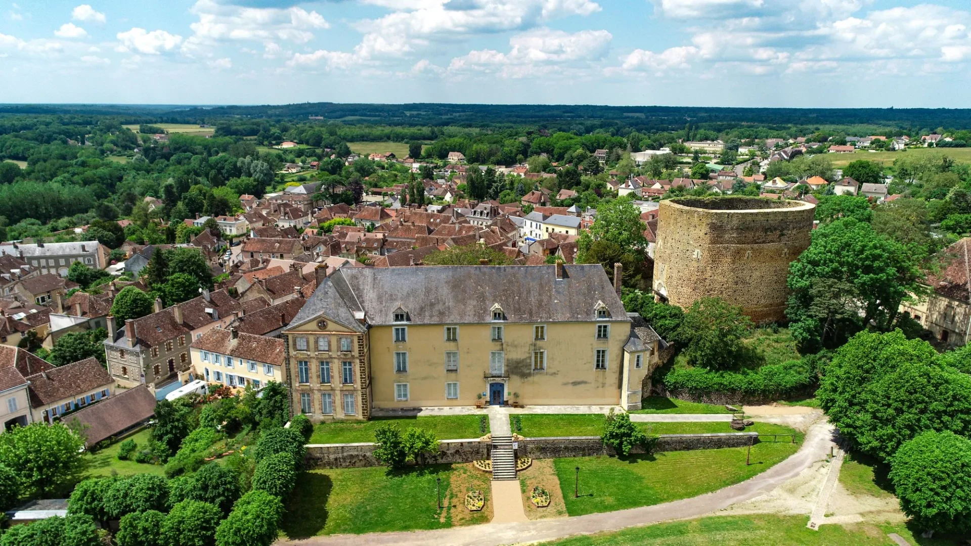 Saint-Sauveur-en-Puisaye : un village de caractère au cœur de la Puisaye