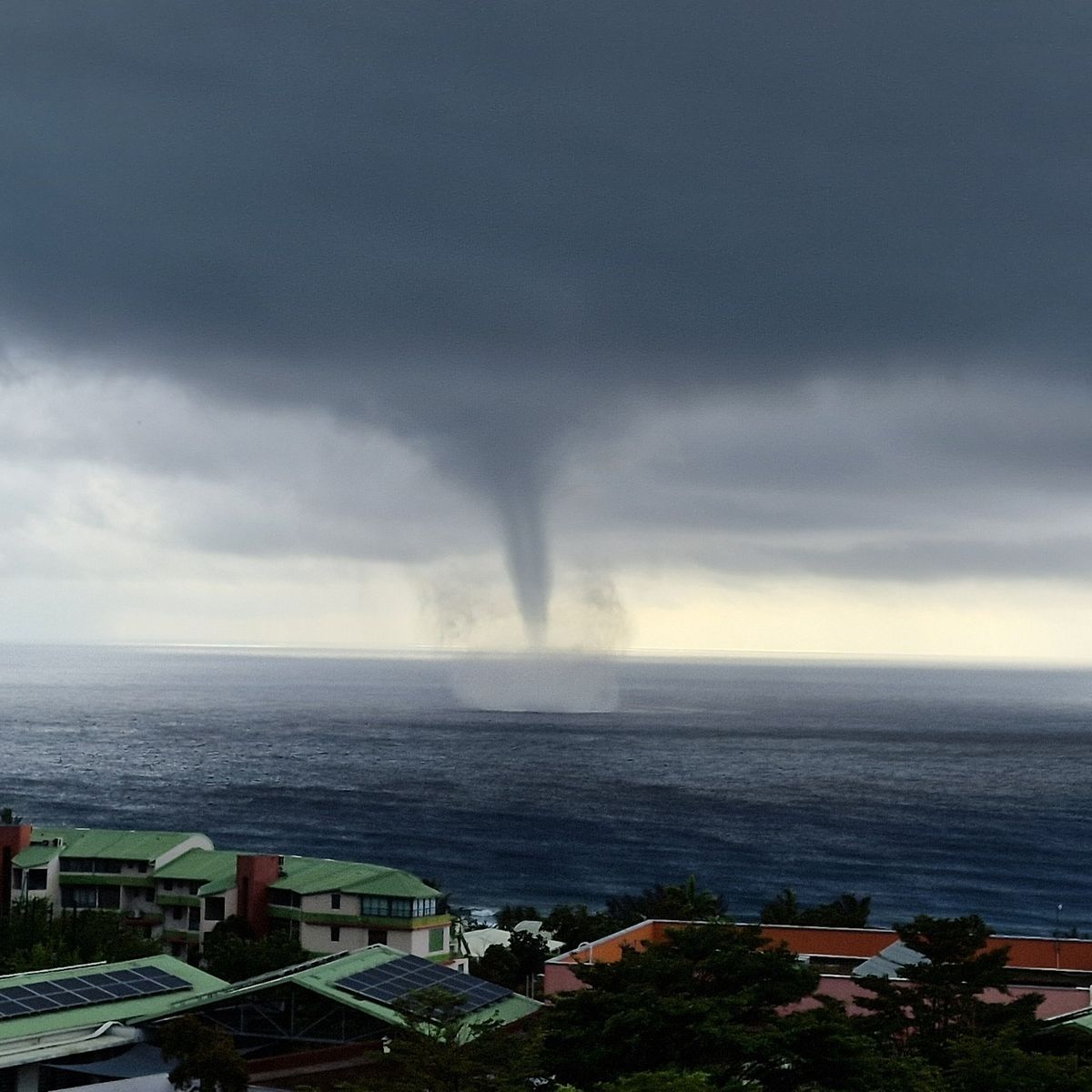 Une Impressionnante Trombe Marine Observée au Large de Saint-Gilles
