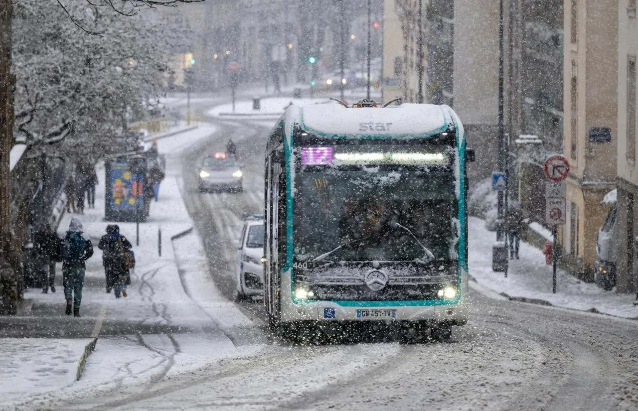 Transports scolaires et neige : des milliers d'élèves impactés en France
