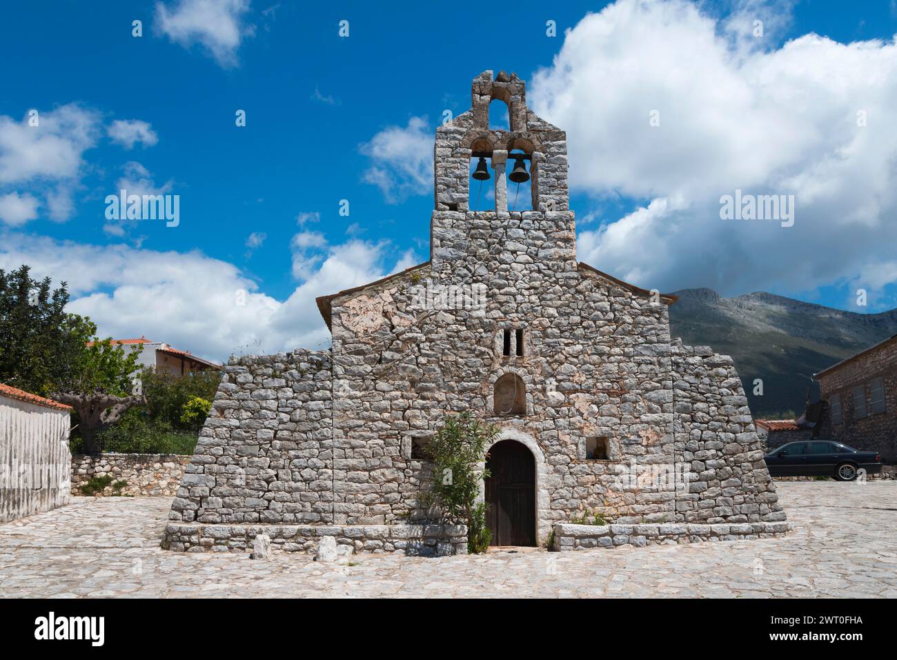 Ropoto : l&rsquo;église inclinée en Grèce penchée à 17° attire les curieux