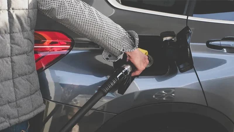 Baisse prix carburants : causes, conséquences et perspectives