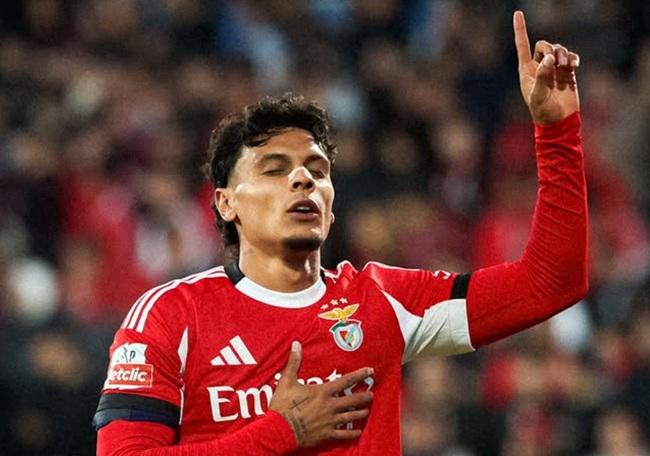 Benfica s’impose à Estoril et termine invaincu